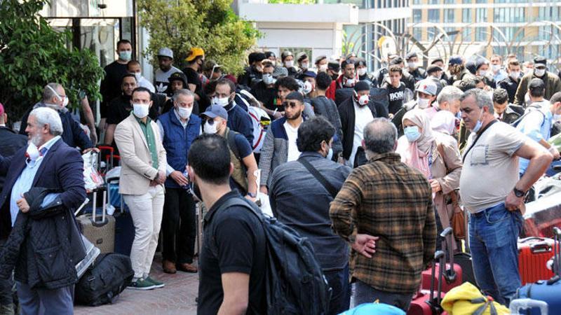 Libya'dan uçak gelmeyince otel önünde protesto ettiler