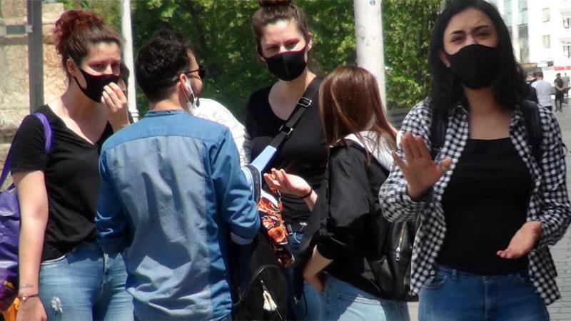 Sosyal mesafeyi hiçe sayan turistler polisle tartıştı, gazeteciye saldırdı