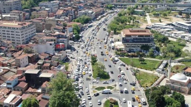Eminönü ve Karaköy'de uzun araç kuyrukları