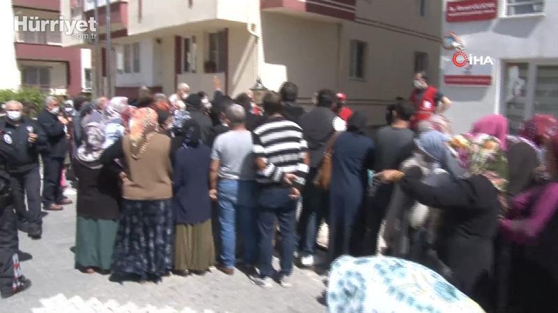 İaşe dağıtımında sosyal mesafe dinlemediler