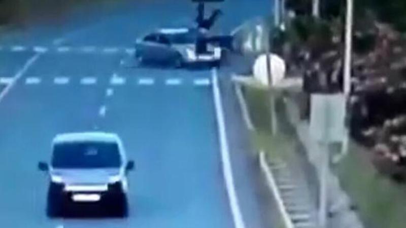 Motosiklet sürücüsü bu kazadan yaralı kurtuldu