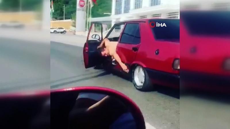 Seyir halindeyken bezle aracını sildi! İşte o görüntüler