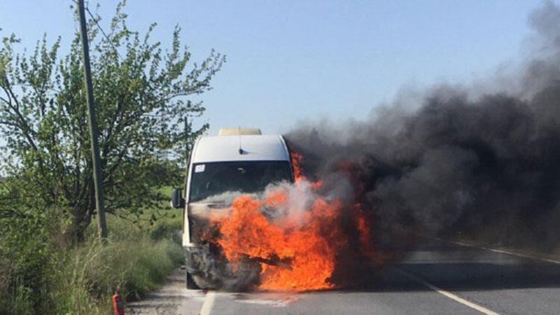 Seyir halindeki servis minibüsü alev alev yandı