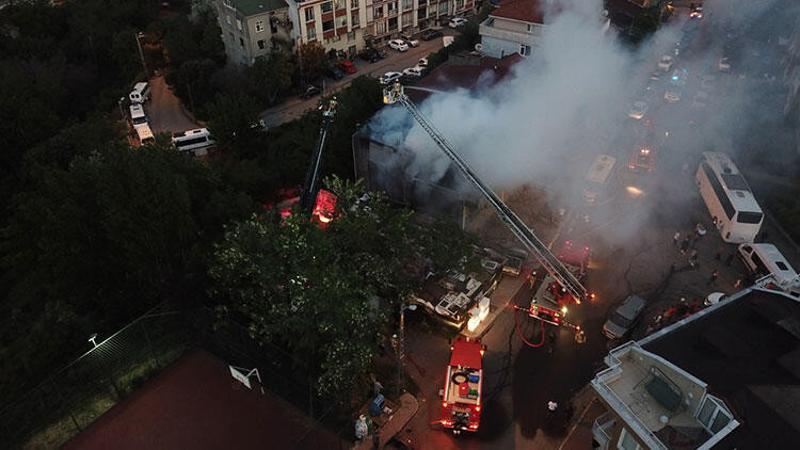 Ataşehir'de 2 katlı binanın çatısı alev alev yandı