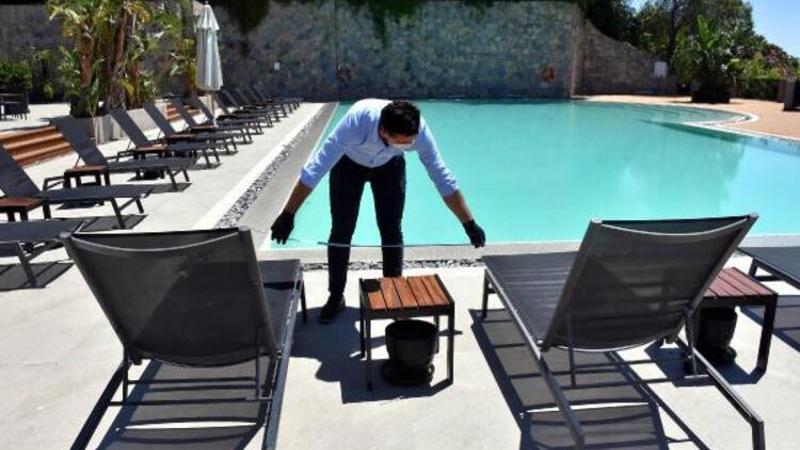 Otellerde sosyal mesafe kuralına uygunluk metreyle ölçüldü