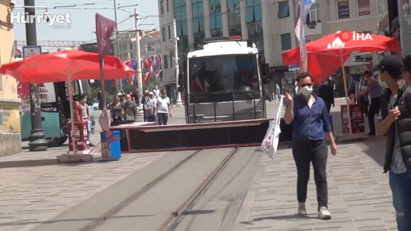 Korona virüs için konulan dev kapıyı polis otobüsü böyle devirdi