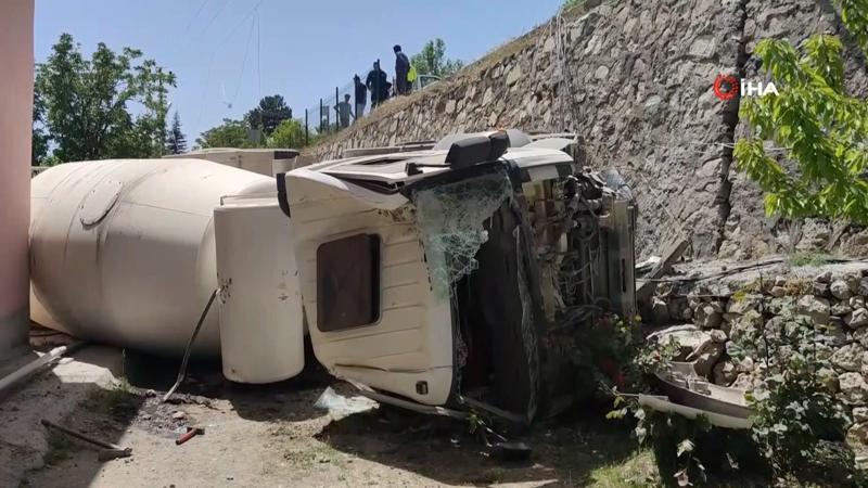 Tunceli'de beton mikseri 5 metre yükseklikten bahçeye uçtu