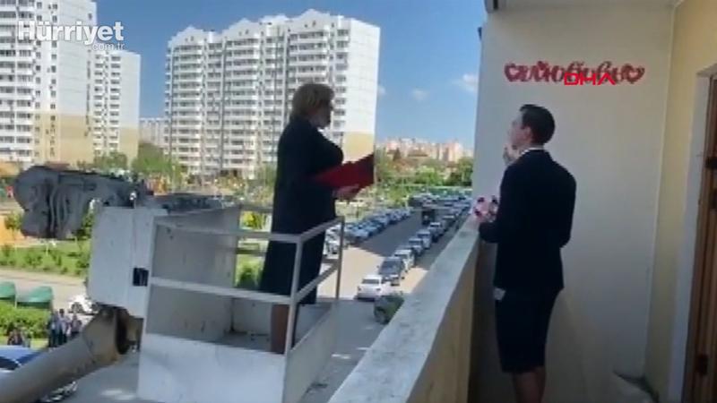 Rusya'da karantinada sıra dışı nikah