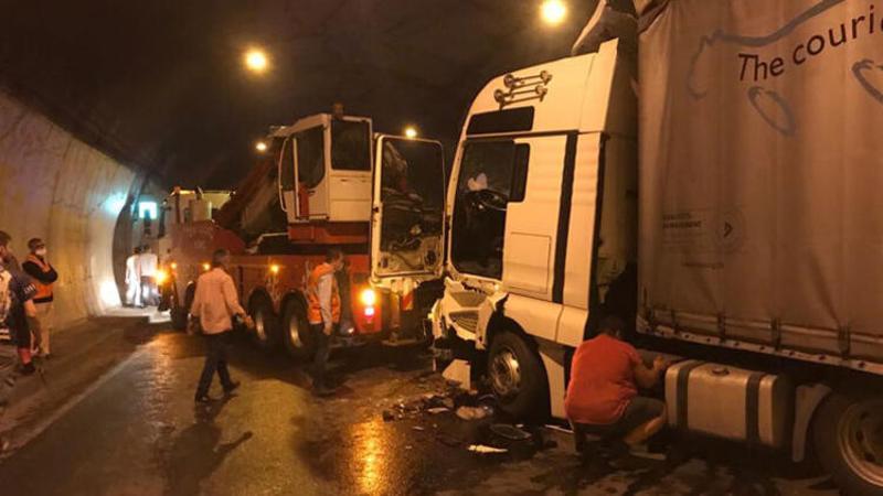5 TIR ardı ardına çarpıştı, otoyol kapandı