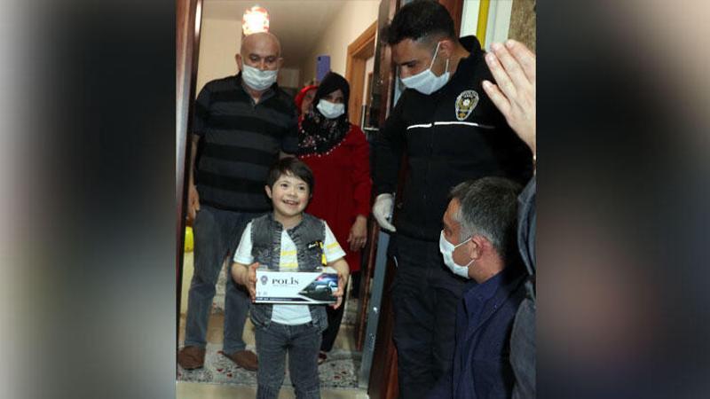 Down sendromlu Mehmet Talha'ya polislerden 'doğum günü' sürprizi