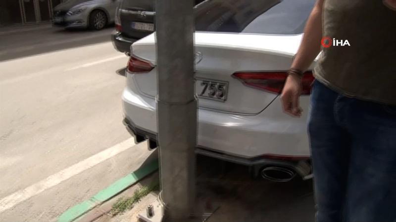 Bursa'da bir kişi, dikkat çekmek için lüks otomobilini direğe zincirledi