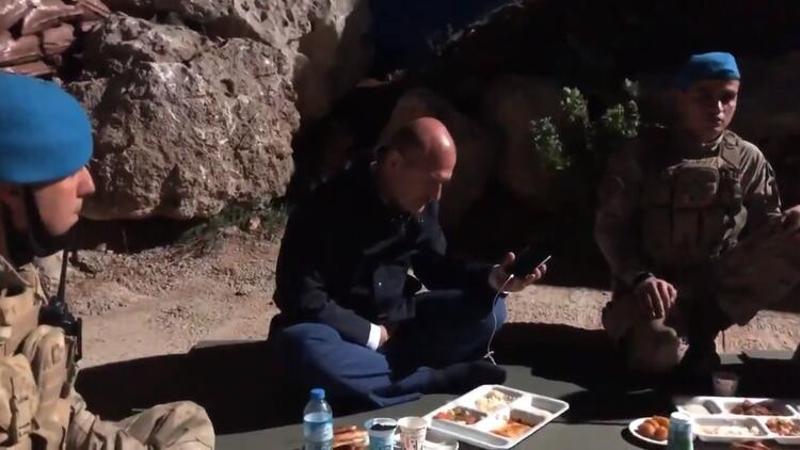 Cumhurbaşkanı Erdoğan, Bakan Soylu ile görüşerek askerlerin bayramını kutladı