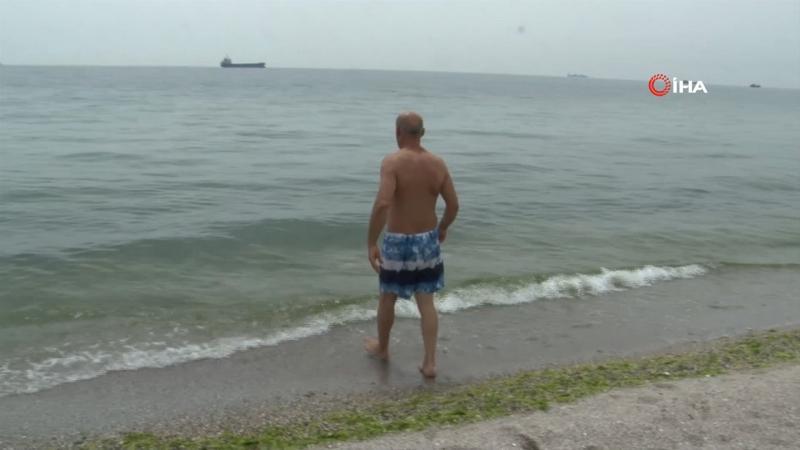 Sosyal mesafeli güneşlendiler, yasağa rağmen denize girdiler