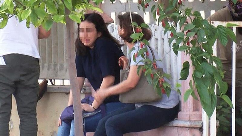 Annesinin cesedi başında 'Sen ölemezsin' diyerek gözyaşı döktü