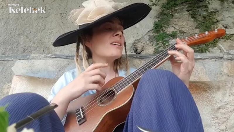 Demet Evgar'ın ukulele denemesi!