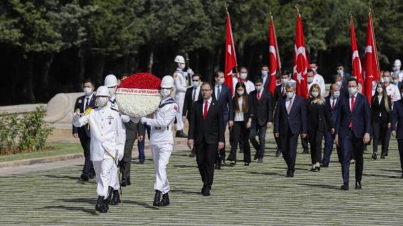 Bakan Kasapoğlu ve beraberindeki hayat Anıtkabir'i ziyaret etti