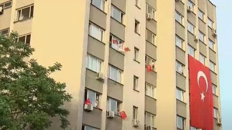 Tüm Türkiye saat 19:19'da balkonlara çıkarak İstiklal Marşı'nı okudu
