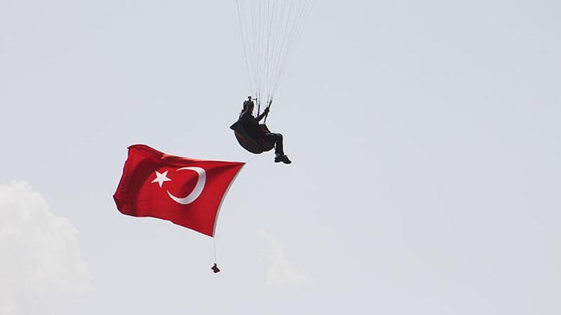 Paraşütçüler Türk bayrağını göklerde dalgalandırdı