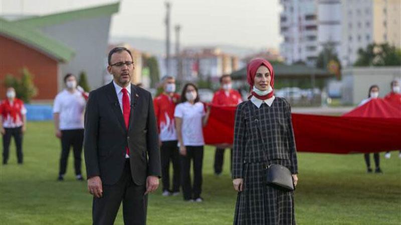 Bakan Kasapoğlu, milli sporcularla saat 19.19'da İstiklal Marşı'nı okudu