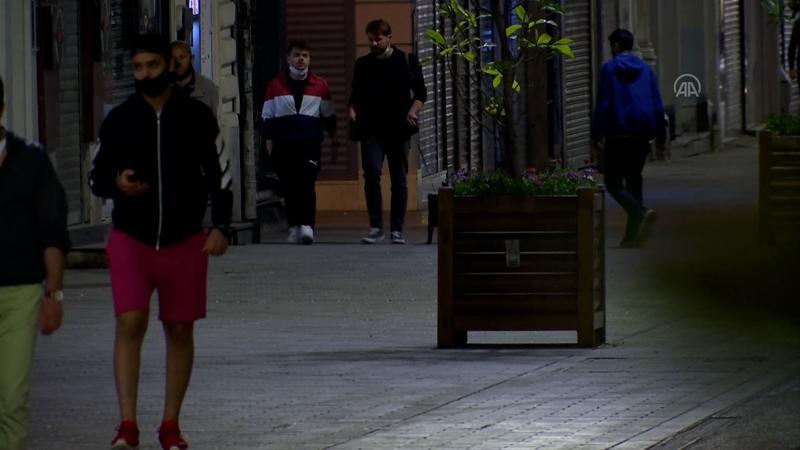 İstanbul'da sokağa çıkma kısıtlamasının bitmesiyle trafik arttı