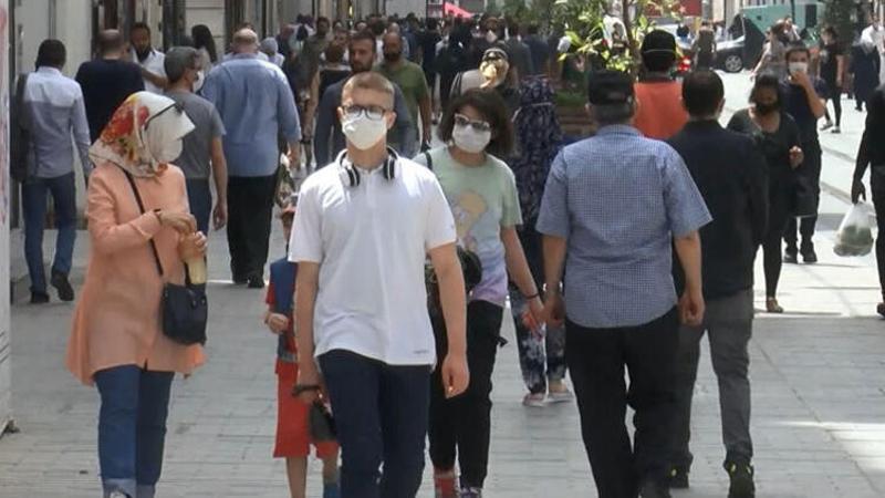 İstiklal Caddesi son zamanlarının en kalabalık gününü yaşadı