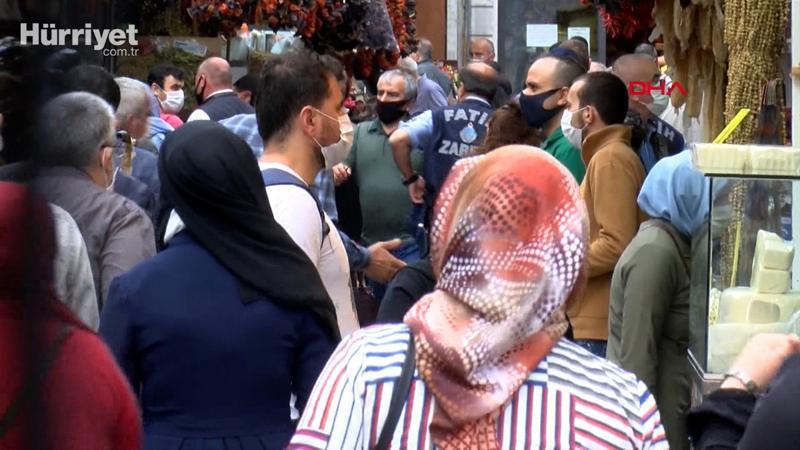 Eminönü'nde bayram alışverişinde sosyal mesafe kuralına uyulmuyor