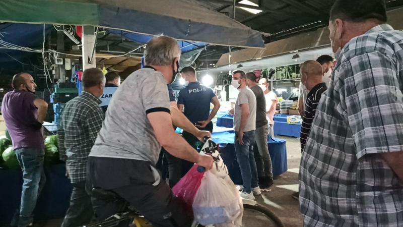 Karpuzu kestirip almayan müşterisini bıçakla kovaladı