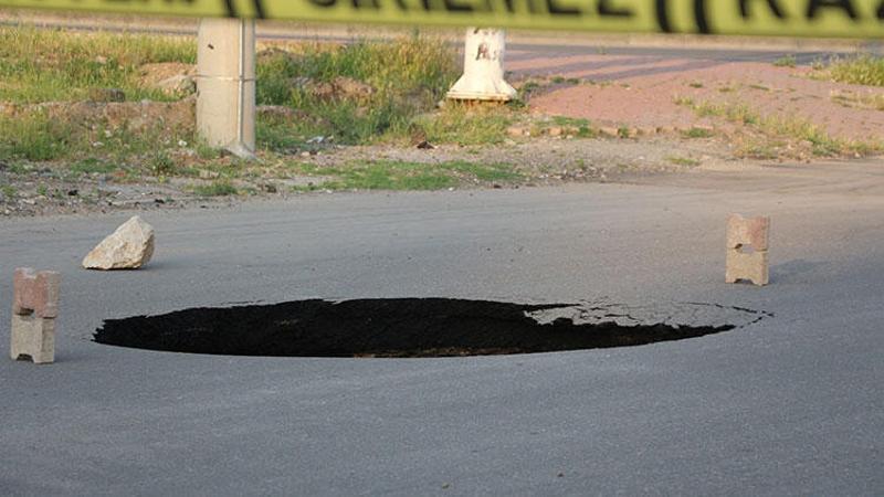 Caddenin ortasında korkutan obruk