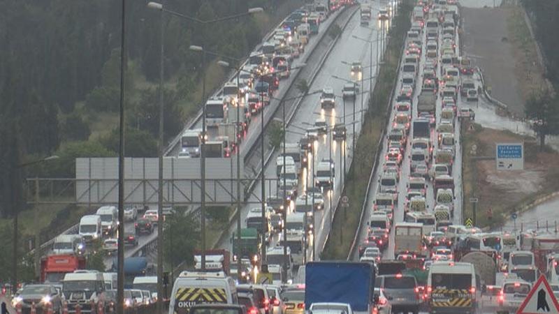 Son dakika haber... Tuzla'daki kontrol noktasında trafik yoğunluğu yaşanıyor