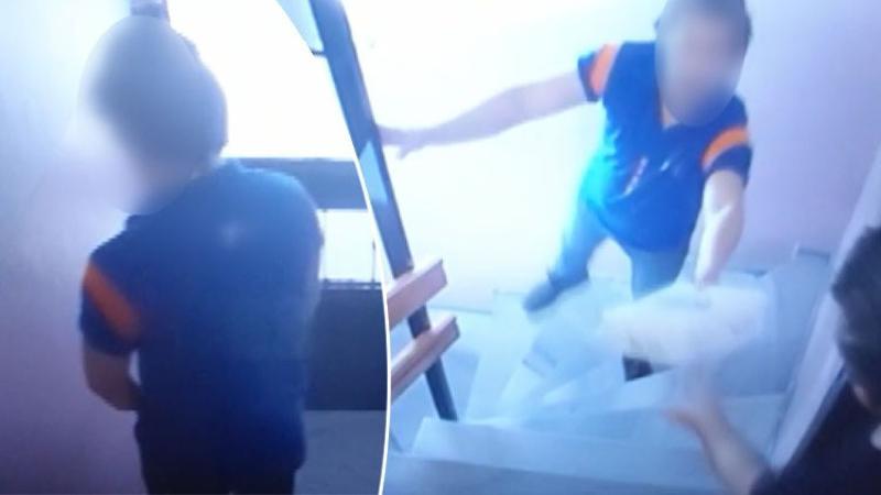 Beyoğlu'nda paket teslim eden kargocu apartmanın girişine idrarını yaptı