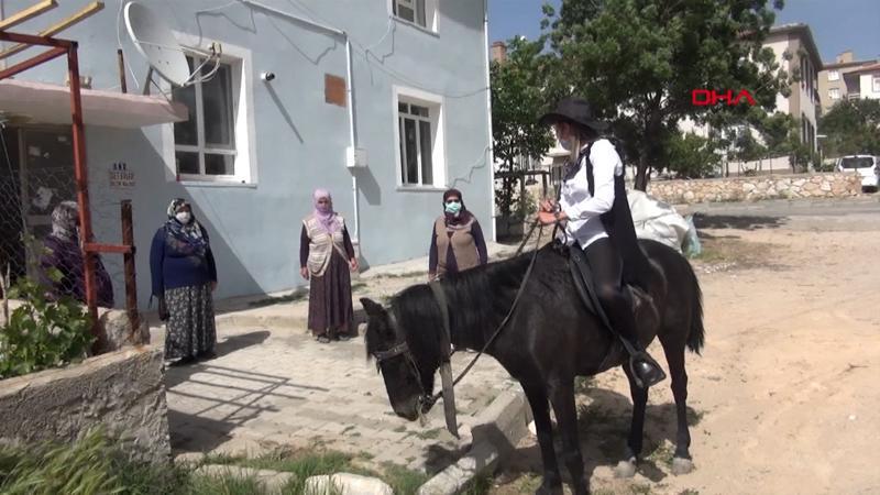Niğde'nin kadın muhtarı kovboy kıyafeti ve atıyla mahalleyi geziyor