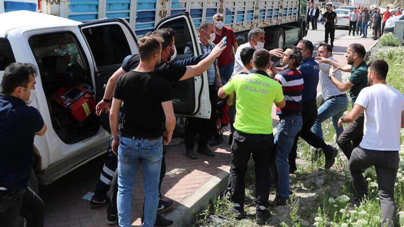 Kaza yerinde sosyal mesafe uyarısında bulunan polis ekiplerine saldırı