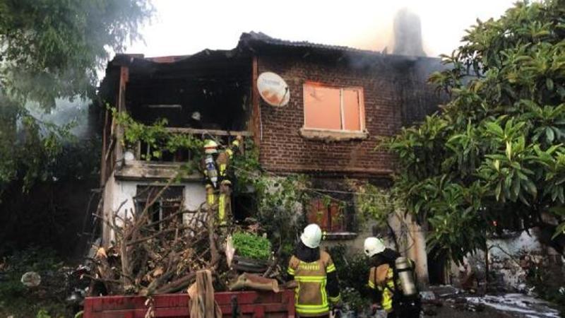 Evleri yanan yaşlı çift, gözyaşlarını tutamadı