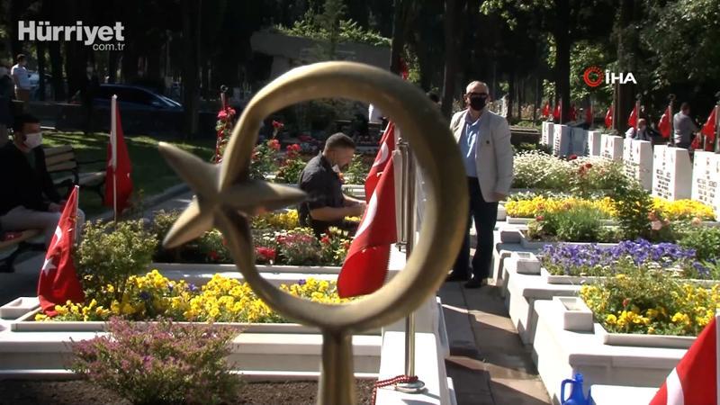Edirnekapı Şehitliği'nde buruk bayram