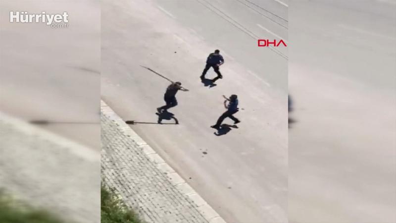 Afyonkarahisar'da akli dengesi bozuk olduğu iddia edilen kişi ambulansa taş atıp, polise saldırdı