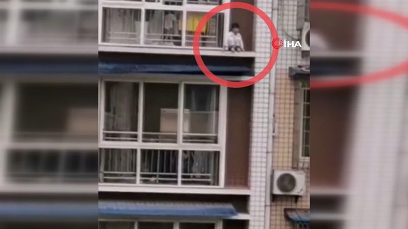 Balkona çıkan çocuk ölümden döndü