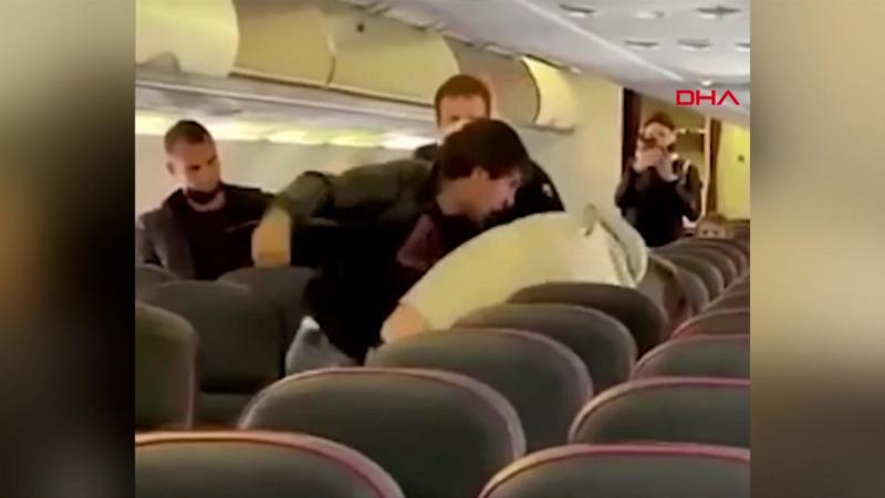 Rusya'da yolcu uçağında 'sosyal mesafe' kavgası