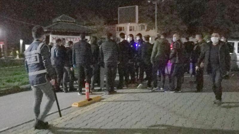 Hamile kadını tekmeleyen alkollü muhtar, kendisini linçten kurtaran polise de saldırdı