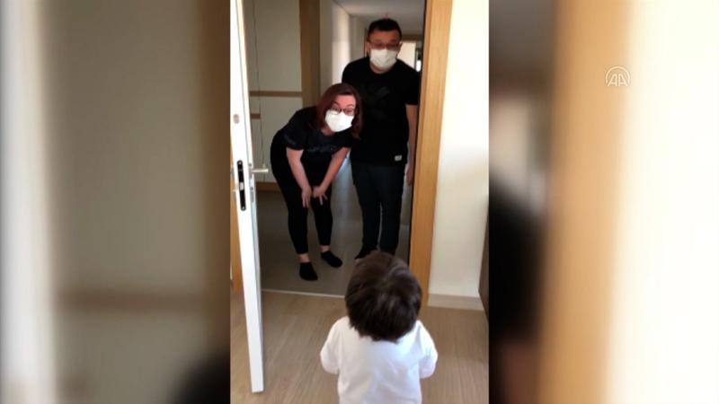 70 gün sonra çocuklarıyla kavuşan doktor çift, izleyenlere duygusal anlar yaşattı