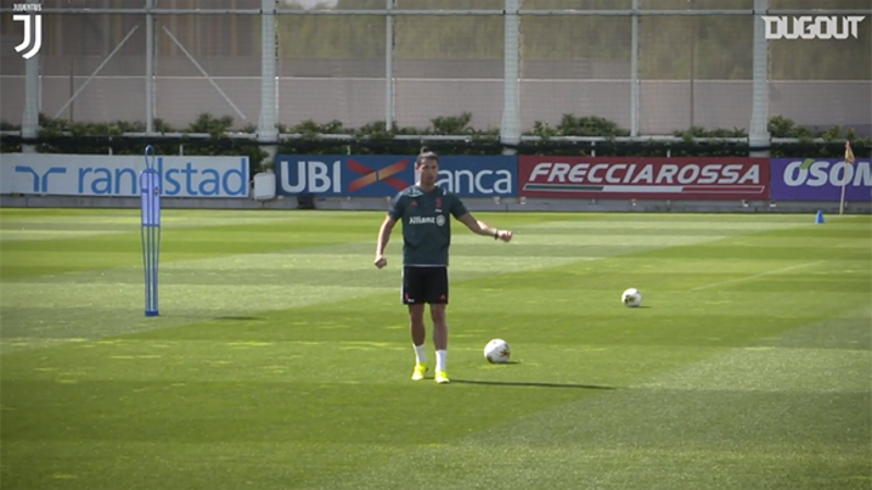 Cristiano Ronaldo klasını konuşturdu ayakla basket attı!