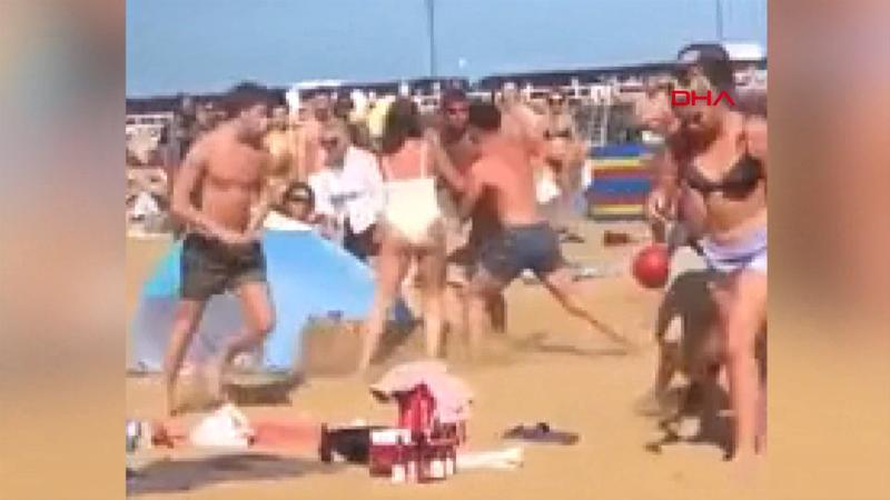 İngiltere’de plajda kavga