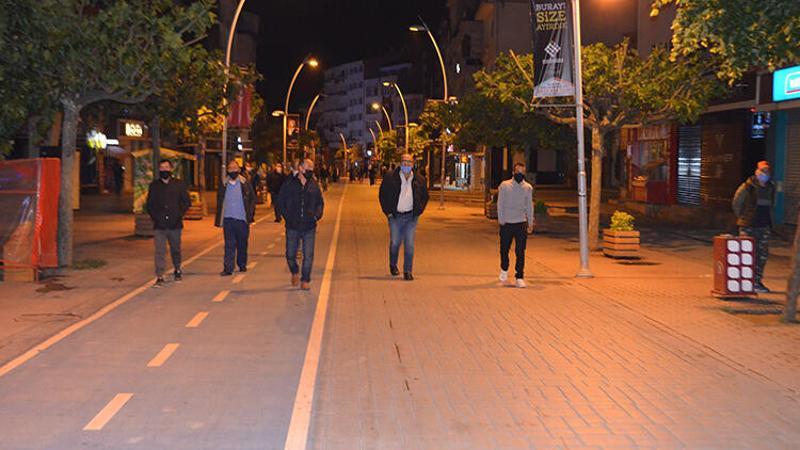 Kısıtlamasının sona ermesi ile vatandaşlar caddelere akın etti