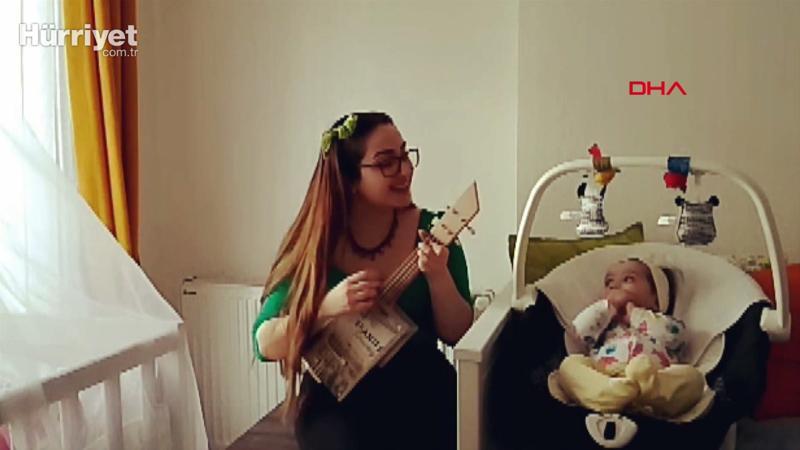 Korona günlerinde kızına atık malzemelerden yaptığı enstrümanları çalıyor