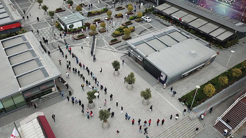 Kısıtlama sonrası alışveriş merkezinde uzun kuyruklar oluştu