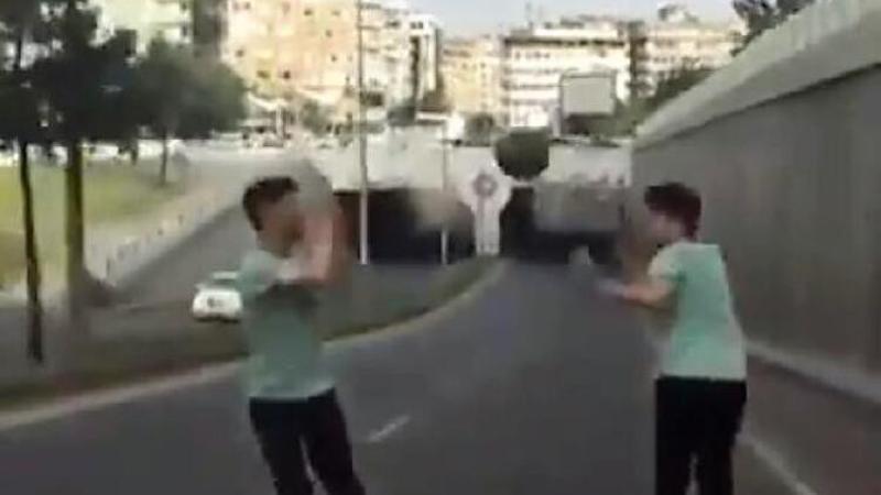 Patenli gençler, trafikte birbirlerine karpuz atarak böyle ilerlediler