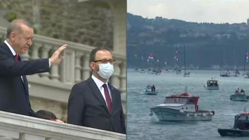 Cumhurbaşkanı Erdoğan, fetih kutlamaları dolayısıyla Boğaz'dan geçen tekneleri selamladı