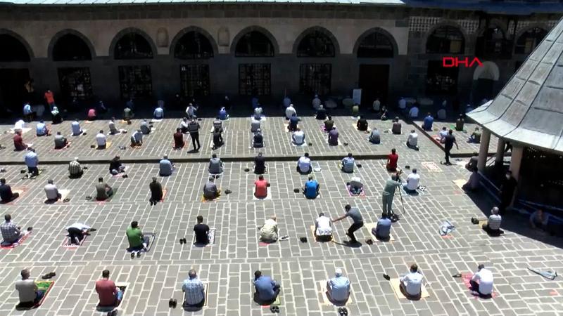 Diyarbakır Ulu Cami'de, sosyal mesafeli Cuma namazı kılındı