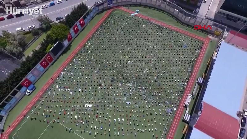 Bağcılar Mahmutbey Stadı'nda yüzlerce kişi namaz kıldı