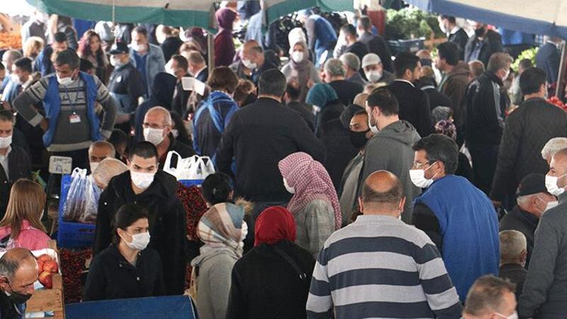 Ankara'da kısıtlama öncesi pazarda yoğunluk