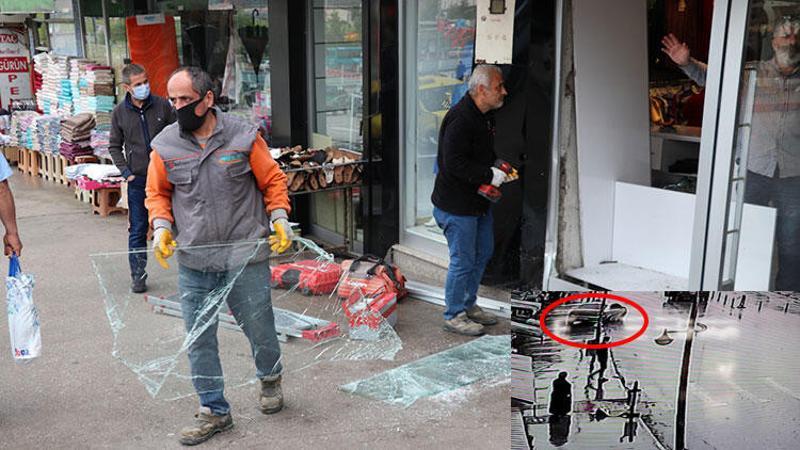 Park halindeki otomobil harekete geçerek mağazaya girdi